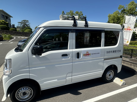 市役所本庁公用車に市制100周年マグネットシートの写真