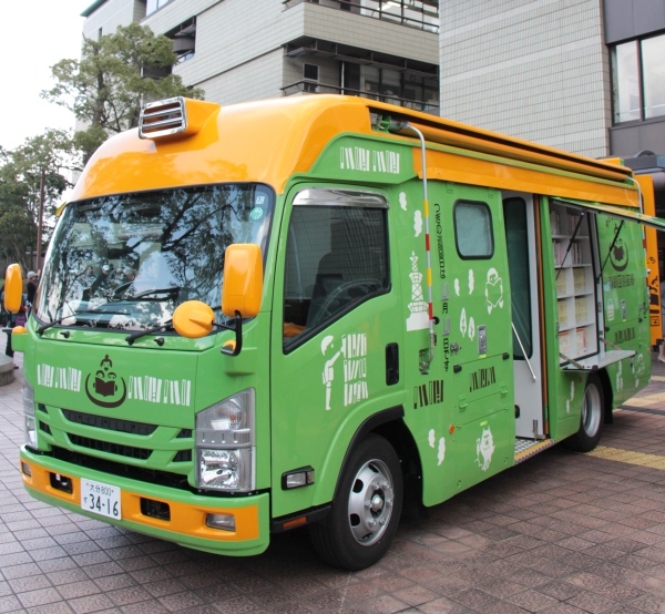 移動図書館の車の写真